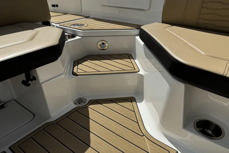 Slide: The Image of Sea Ray SPX 230 Outboard 2023 - 12