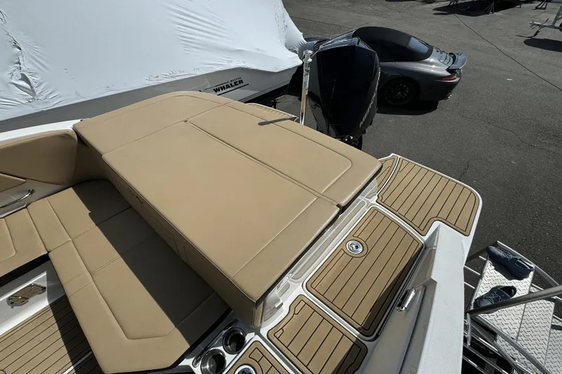 Slide: The Image of Sea Ray SPX 230 Outboard 2023 - 8