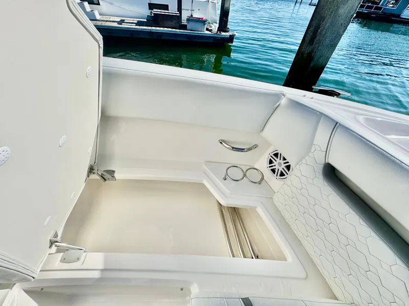 Slide: The Image of Tiara 34 LX 2025 - 52