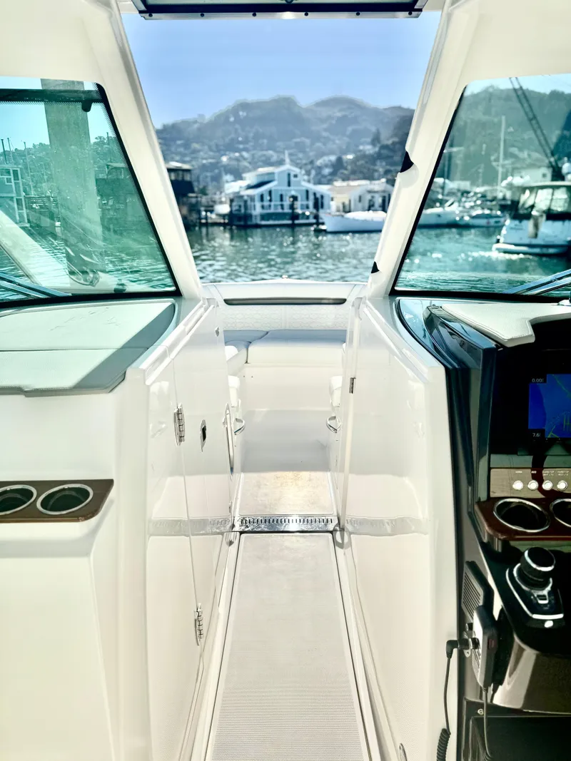 Slide: The Image of Tiara 34 LX 2025 - 58