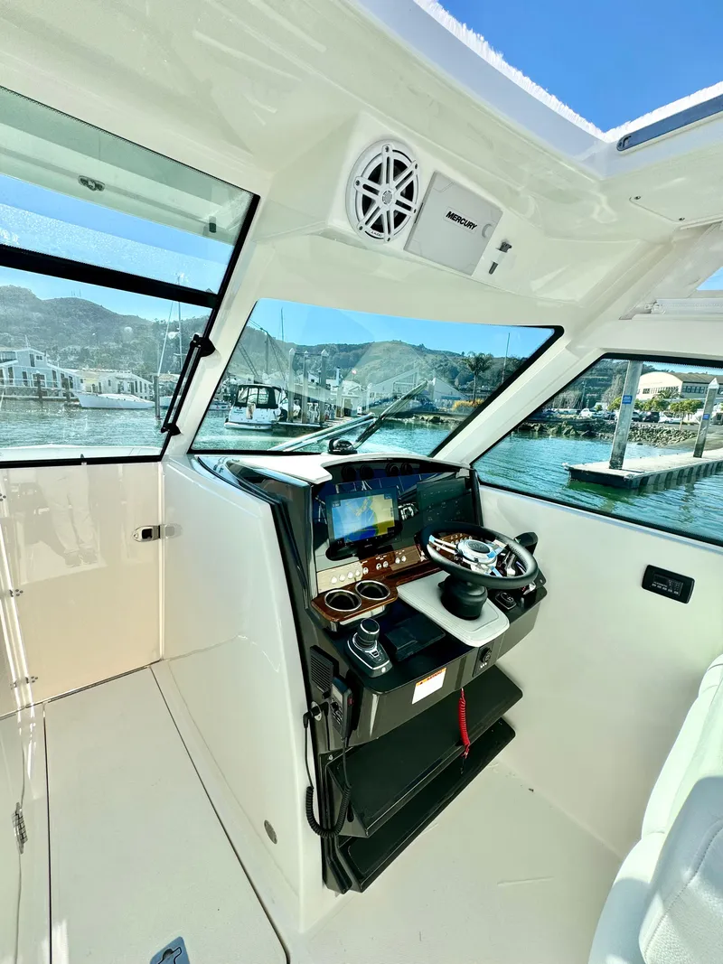 Slide: The Image of Tiara 34 LX 2025 - 63