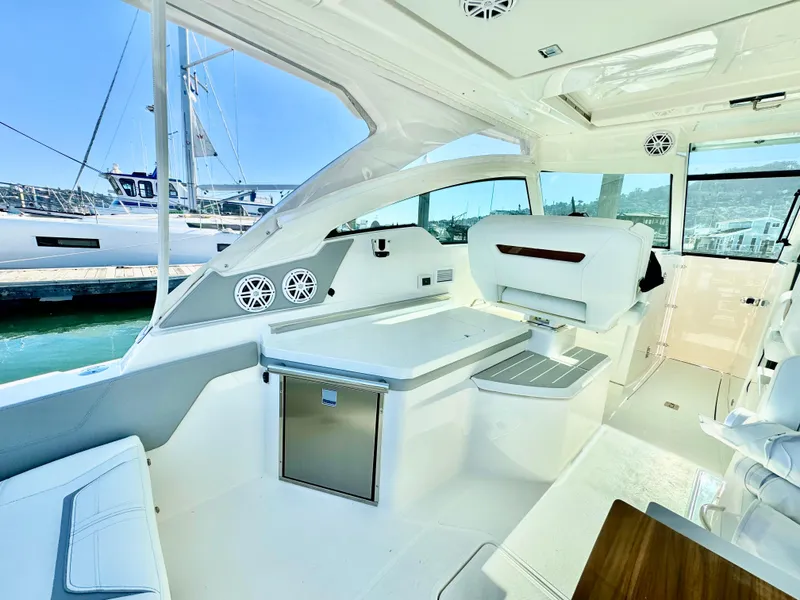 Slide: The Image of Tiara 34 LX 2025 - 71