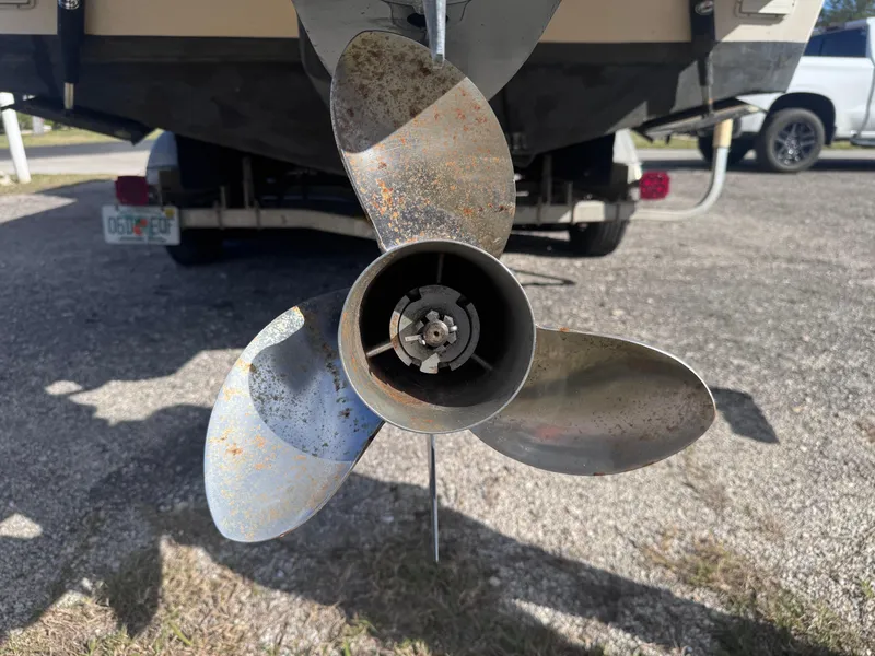 Slide: The Image of Propeller of 2005 Parker 2520 Deep Vee Sport Cabin boat, close-up view. - 14
