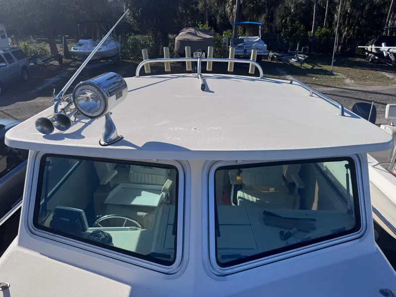 Slide: The Image of 2005 Parker 2520 Deep Vee Sport Cabin boat, front view with spotlight and antennas. - 30