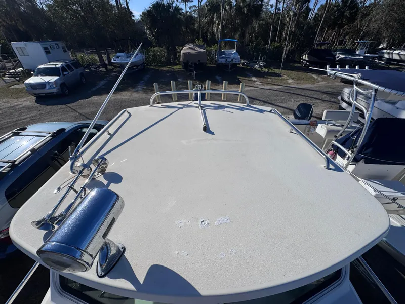 Slide: The Image of 2005 Parker 2520 Deep Vee Sport Cabin boat roof with equipment in a parking area. - 31