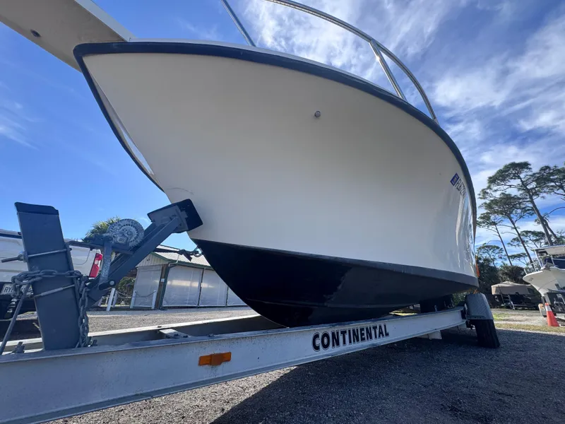 Slide: The Image of 2005 Parker 2520 Deep Vee Sport Cabin boat on trailer, side view. - 7