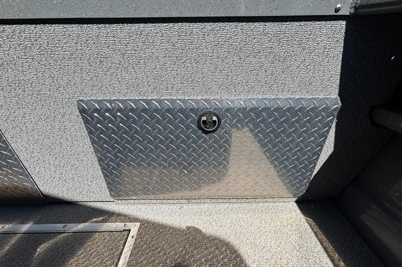 Slide: The Image of Diamond plate panel on 2025 Spartan 185 Astoria boat interior. - 20