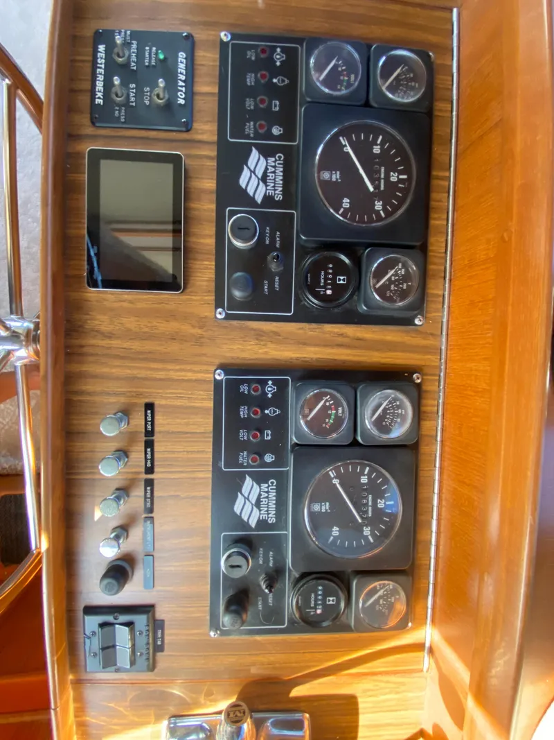 Slide: The Image of Instrument panel of 1991 Lien Hwa McKinna 42 Aft Cabin yacht. - 41
