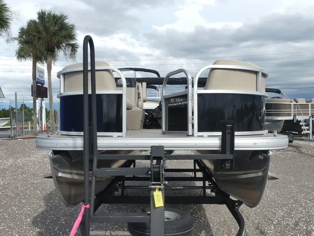 Slide: The Image of Sun Tracker Party Barge 16 DLX 2025 - 3