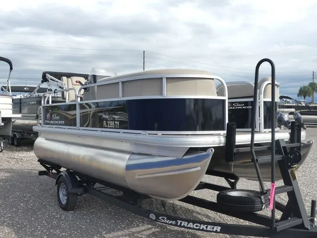 Slide: The Image of Sun Tracker Party Barge 16 DLX 2025 - 4