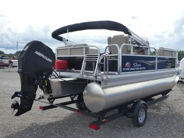 Slide: The Image of Sun Tracker Party Barge 16 DLX 2025 - 5