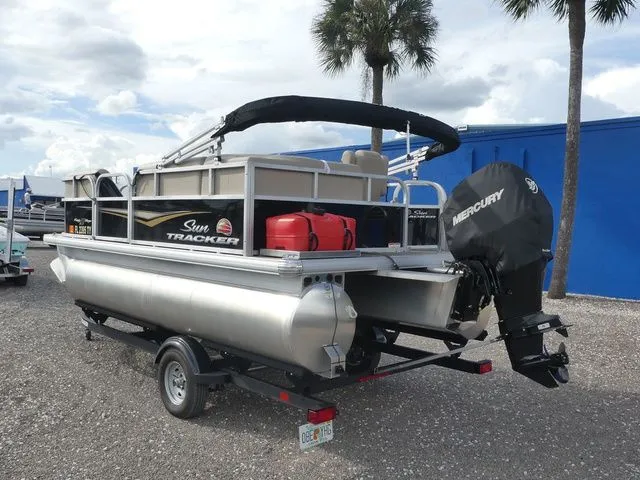 Slide: The Image of Sun Tracker Party Barge 16 DLX 2025 - 7