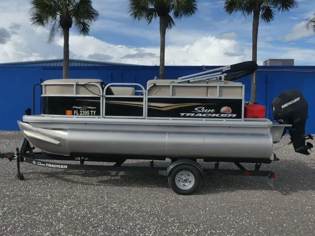 Slide: The Image of Sun Tracker Party Barge 16 DLX 2025 - 8