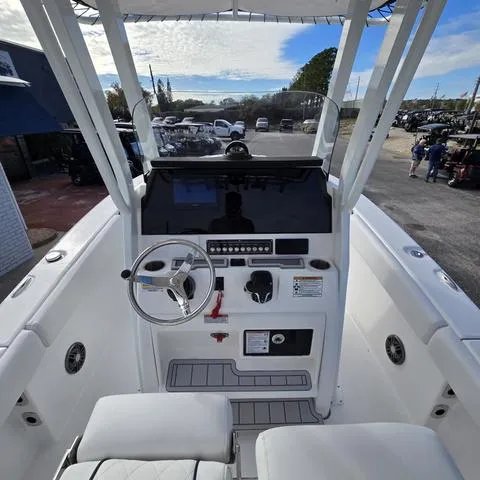 Slide: The Image of Sea Fox 228 Commander 2025 - 12