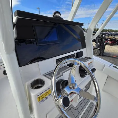 Slide: The Image of Sea Fox 228 Commander 2025 - 13