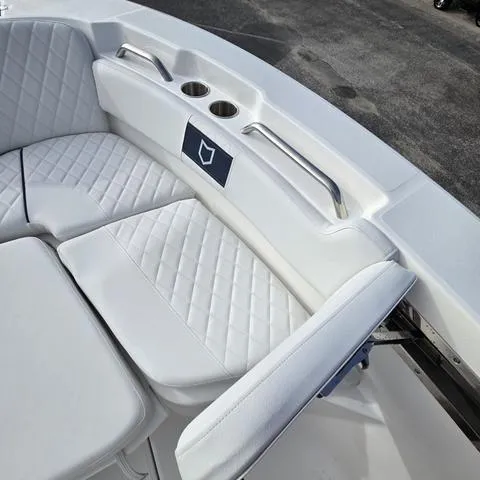 Slide: The Image of Sea Fox 228 Commander 2025 - 23