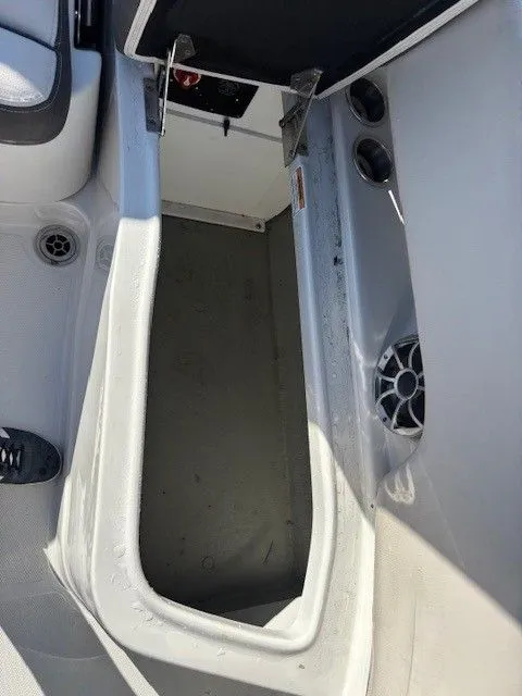 Slide: The Image of Crownline Boats 260 XSS 2022 - 17