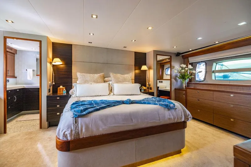 Slide: The Image of Hatteras 80 Motor Yacht 2013 - 123