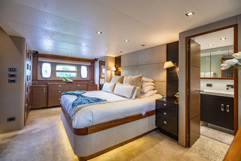 Slide: The Image of Hatteras 80 Motor Yacht 2013 - 125
