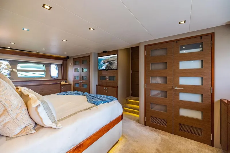 Slide: The Image of Hatteras 80 Motor Yacht 2013 - 128