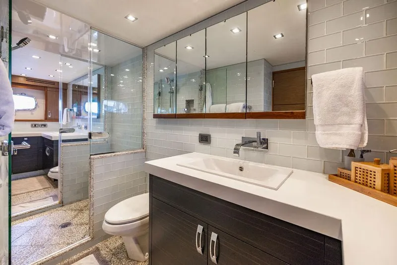 Slide: The Image of Hatteras 80 Motor Yacht 2013 - 135