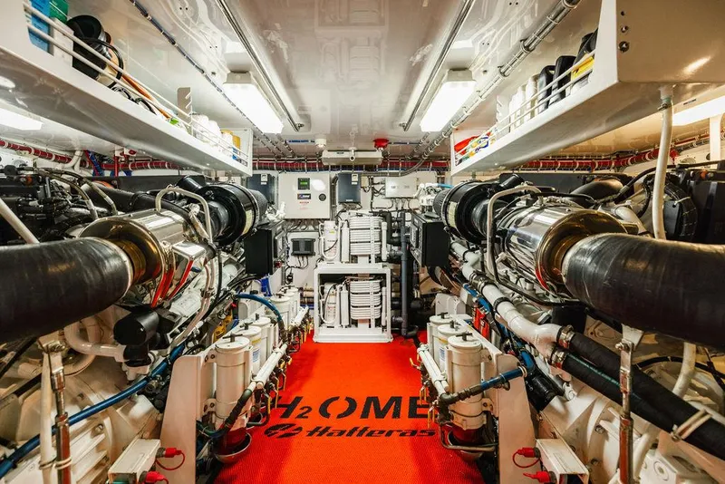 Slide: The Image of Hatteras 80 Motor Yacht 2013 - 153