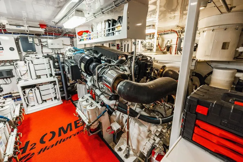 Slide: The Image of Hatteras 80 Motor Yacht 2013 - 154