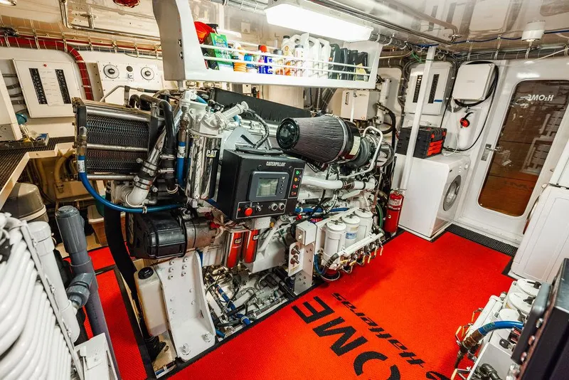 Slide: The Image of Hatteras 80 Motor Yacht 2013 - 159