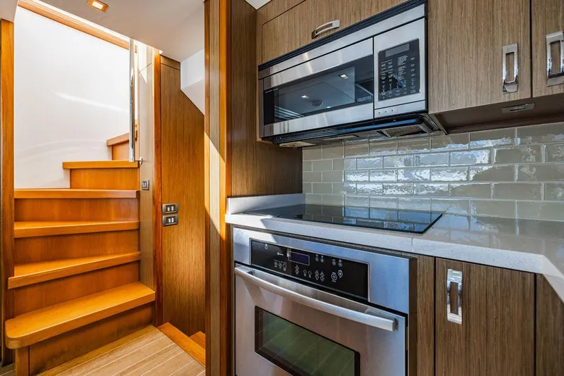 Slide: The Image of Hatteras 80 Motor Yacht 2013 - 70