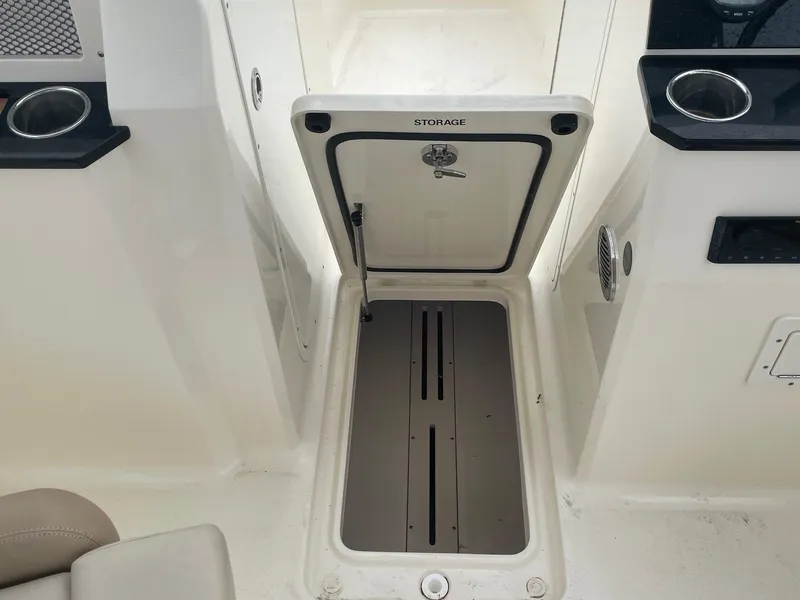 Slide: The Image of Scout 215 Dorado 2023 - 8