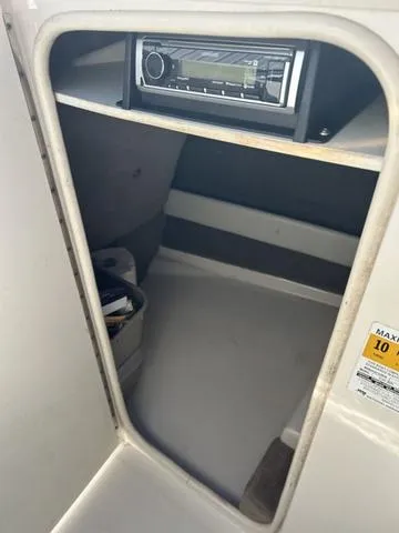 Slide: The Image of Sea Ray 230 Signature 2002 - 10