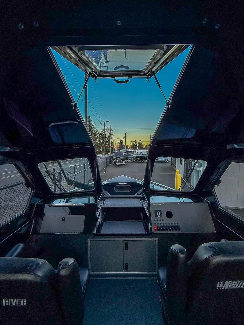 Slide: The Image of North River 25 Seahawk Fastback 2026 - 6