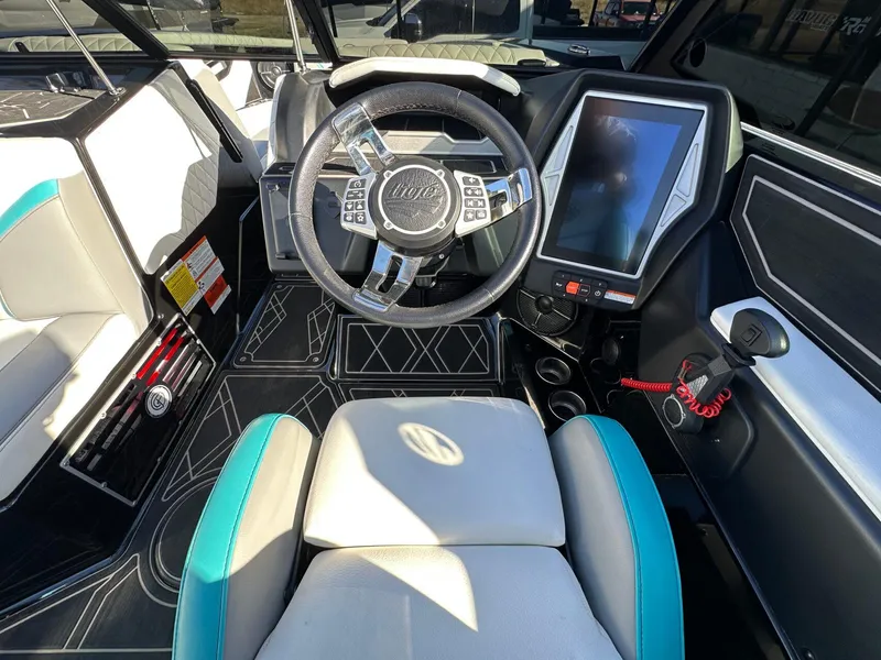 Slide: The Image of Tigé 24RZX 2022 - 16