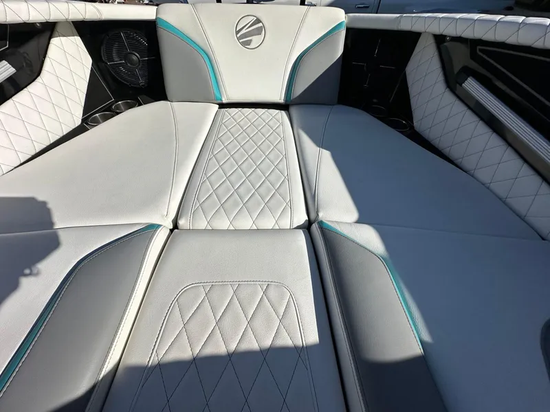 Slide: The Image of Tigé 24RZX 2022 - 18