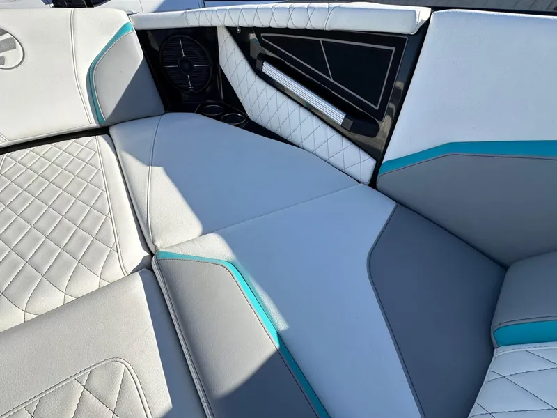 Slide: The Image of Tigé 24RZX 2022 - 19