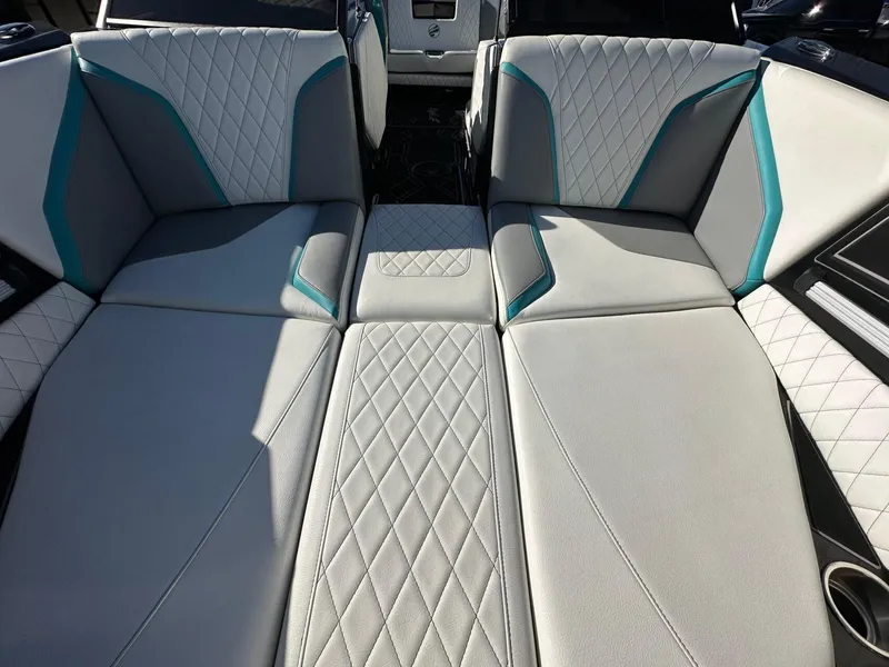 Slide: The Image of Tigé 24RZX 2022 - 21