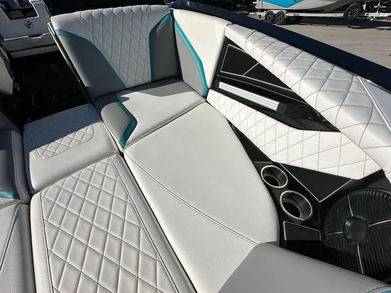 Slide: The Image of Tigé 24RZX 2022 - 22