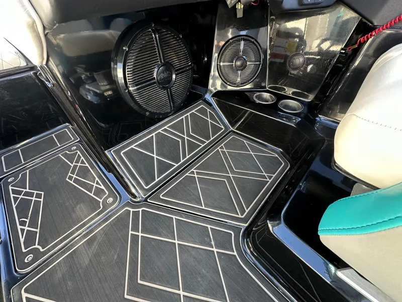 Slide: The Image of Tigé 24RZX 2022 - 24