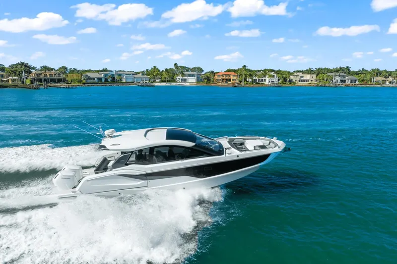 Slide: The Image of Galeon 375 GTO 2025 - 15