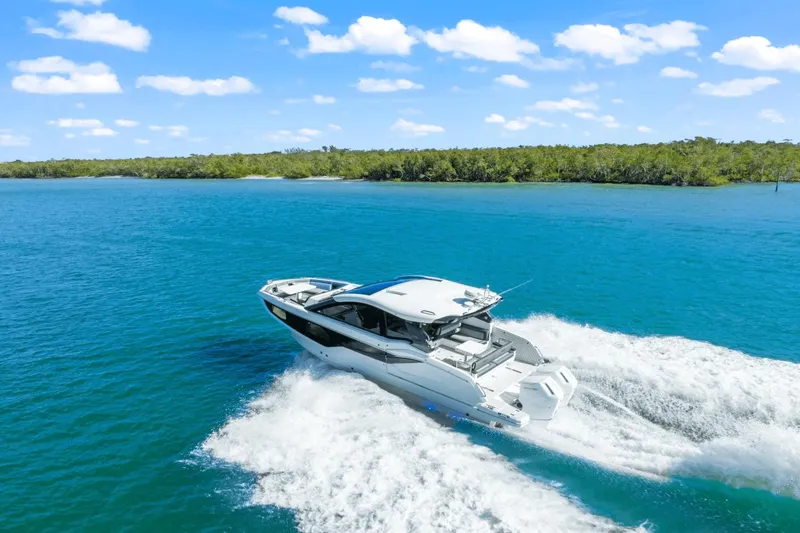 Slide: The Image of Galeon 375 GTO 2025 - 18