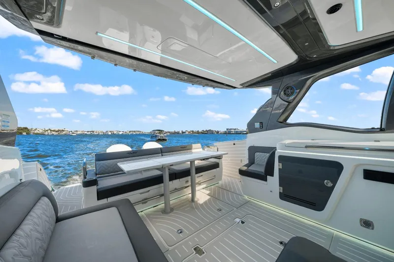 Slide: The Image of Galeon 375 GTO 2025 - 27