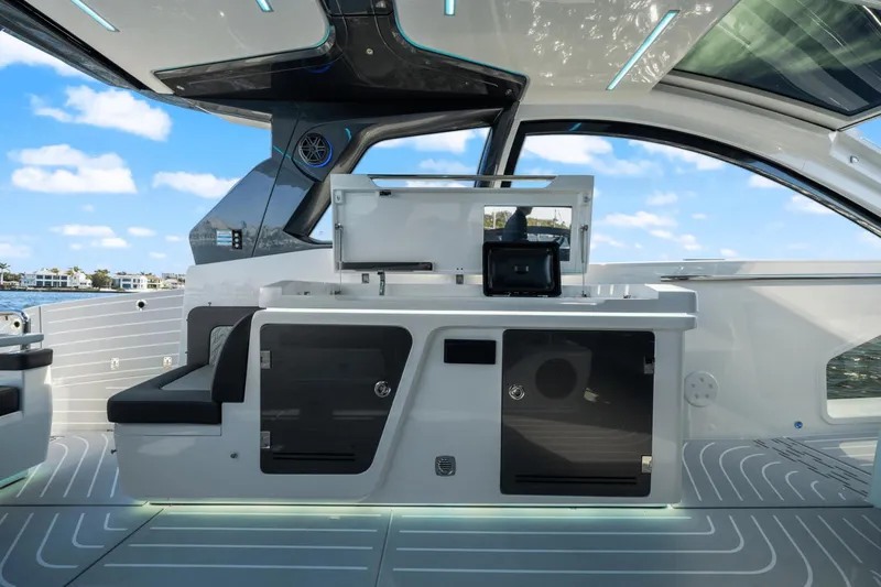 Slide: The Image of Galeon 375 GTO 2025 - 28