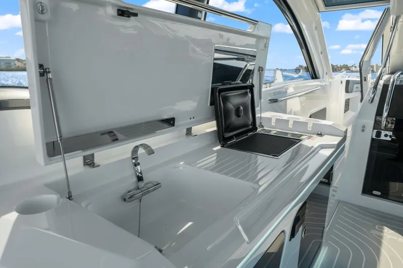 Slide: The Image of Galeon 375 GTO 2025 - 29