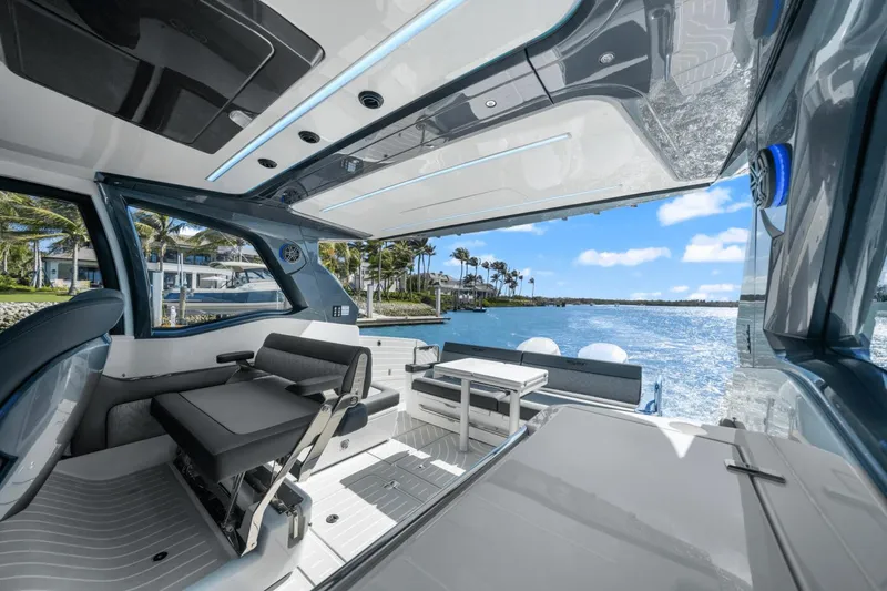 Slide: The Image of Galeon 375 GTO 2025 - 31