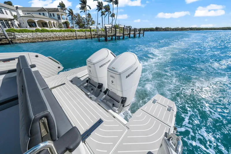 Slide: The Image of Galeon 375 GTO 2025 - 32