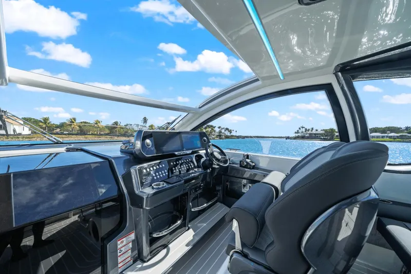 Slide: The Image of Galeon 375 GTO 2025 - 38