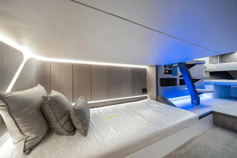 Slide: The Image of Galeon 375 GTO 2025 - 48