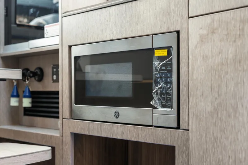 Slide: The Image of Galeon 375 GTO 2025 - 50