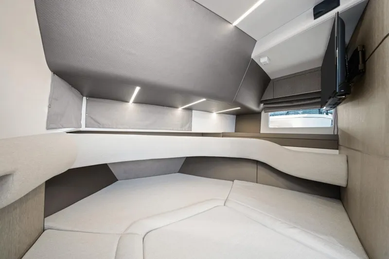 Slide: The Image of Galeon 375 GTO 2025 - 52