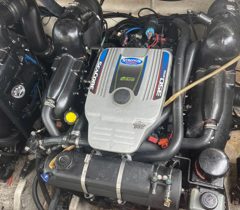 Slide: The Image of Sea Ray 350 SLX 2015 - 17